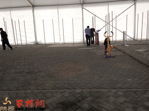 被包在展會(huì)現(xiàn)場(chǎng)的健身器材
