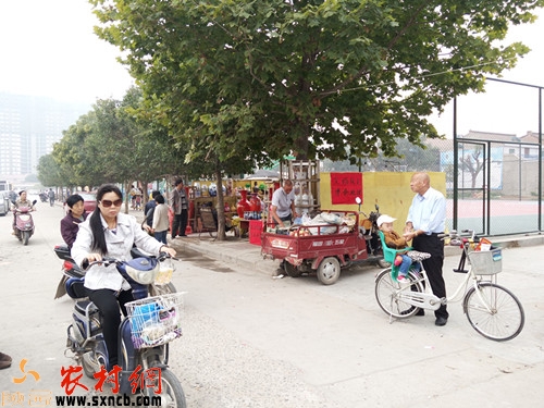 籃球場(chǎng)旁的瓷器攤位