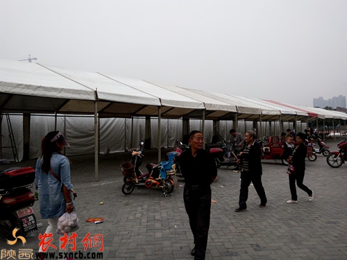 正在搭建的展銷會(huì)會(huì)場(chǎng)