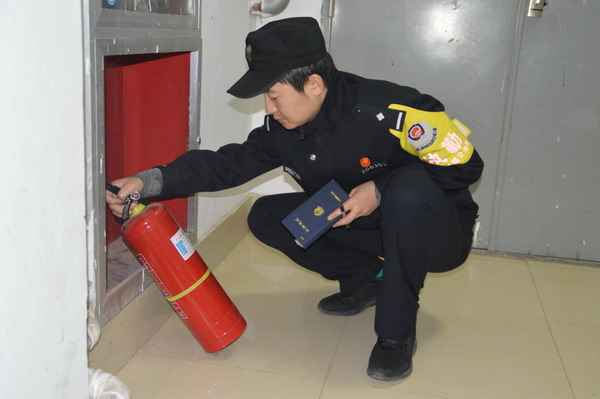 民警封勝進行消防檢查.jpg