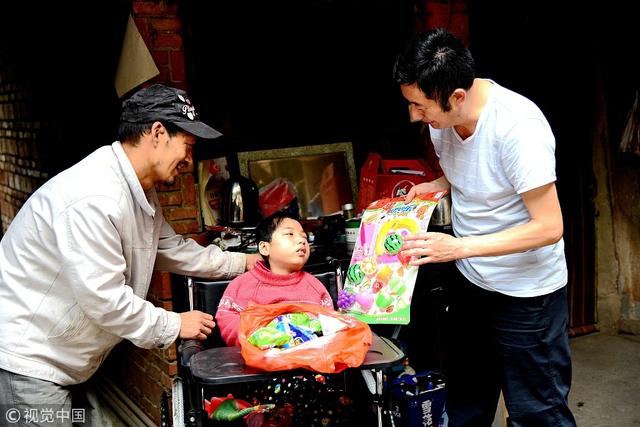 漢中特教老師翻山越嶺為特教生過“六一”節(jié)