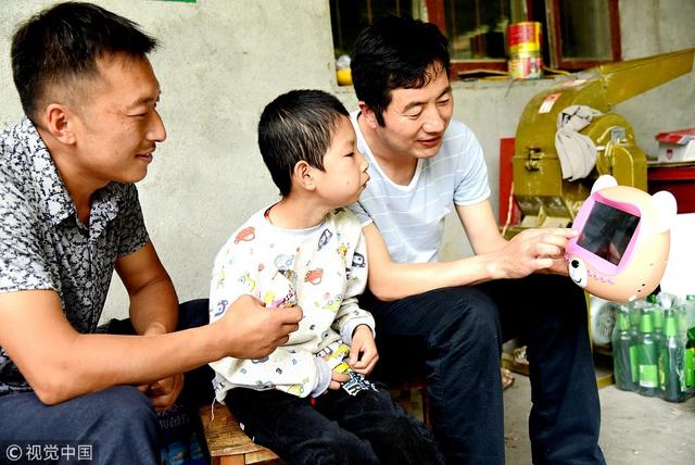 漢中特教老師翻山越嶺為特教生過“六一”節(jié)