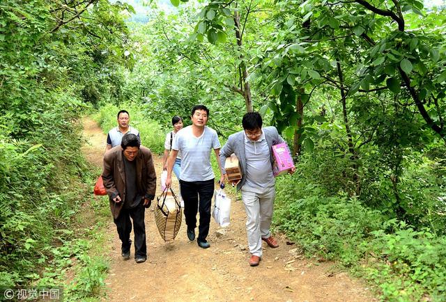 漢中特教老師翻山越嶺為特教生過“六一”節(jié)