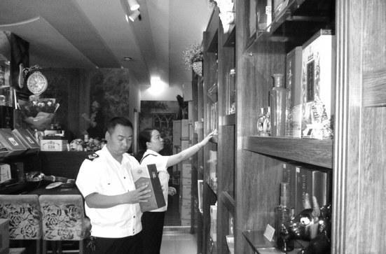 漢中西鄉縣食藥監局酒店宴席上查獲一批假白酒