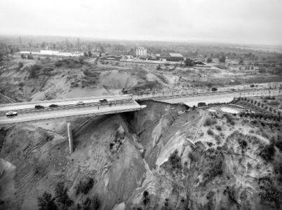 榆林暴雨襲擊洪水毀橋 致小車墜落司機受傷
